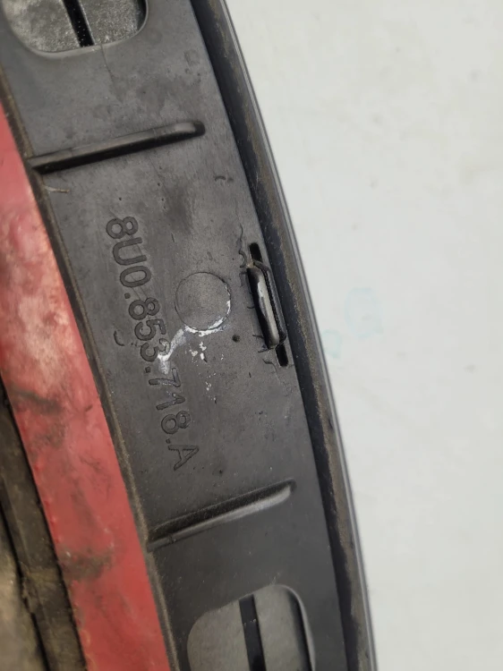 LISTWA Z BŁOTNIKA NAKŁADKA PRAWY PRZÓD AUDI Q3 8U 8U0853718A POŁYSK