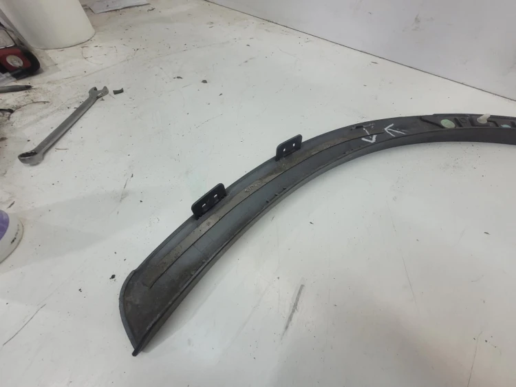 LISTWA Z BŁOTNIKA NAKŁADKA PRAWY PRZÓD AUDI Q3 8U 8U0853718A SZARA