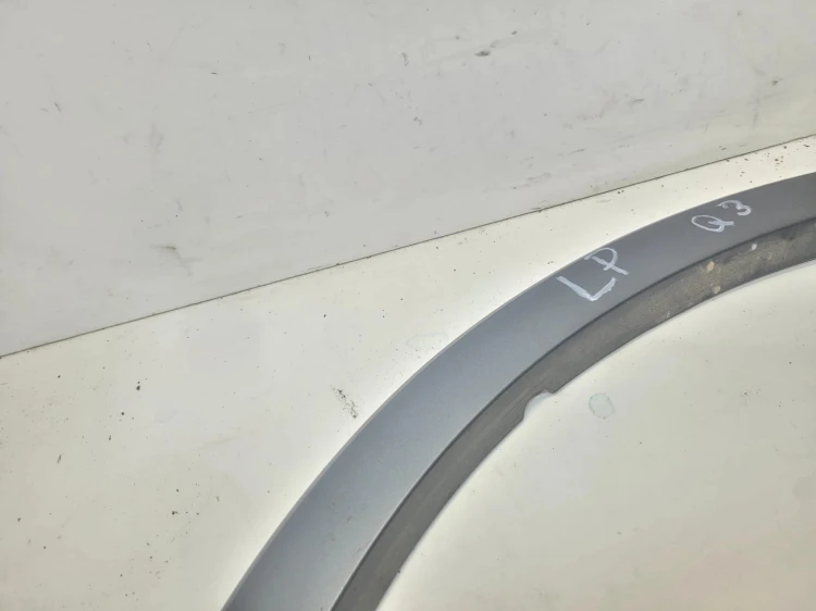 LISTWA Z BŁOTNIKA NAKŁADKA LEWY PRZÓD AUDI Q3 8U 8U0853717A SZARA