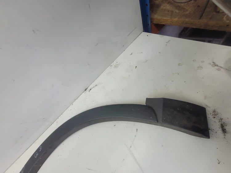LISTWA Z BŁOTNIKA NAKŁADKA LEWY PRZÓD AUDI Q3 8U 8U0853717A SZARA