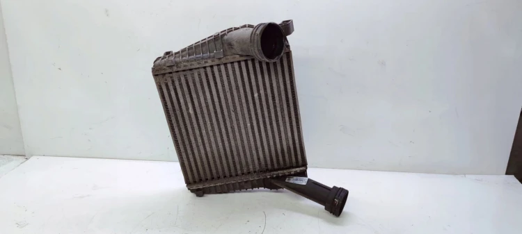 CHŁODNICA INTERCOOLER PRAWY AUDI Q7 4L 7L6145804