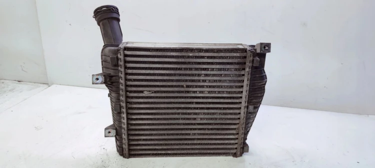 CHŁODNICA INTERCOOLER PRAWY AUDI Q7 4L 7L6145804