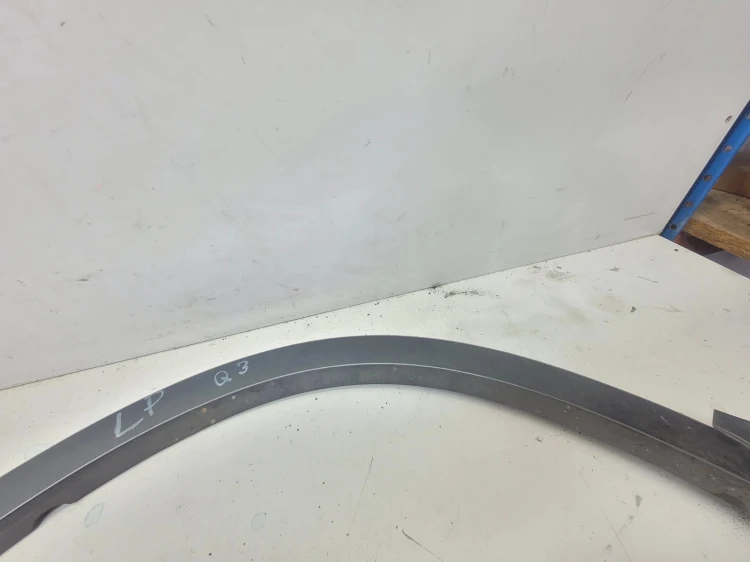LISTWA Z BŁOTNIKA NAKŁADKA LEWY PRZÓD AUDI Q3 8U 8U0853717A SZARA