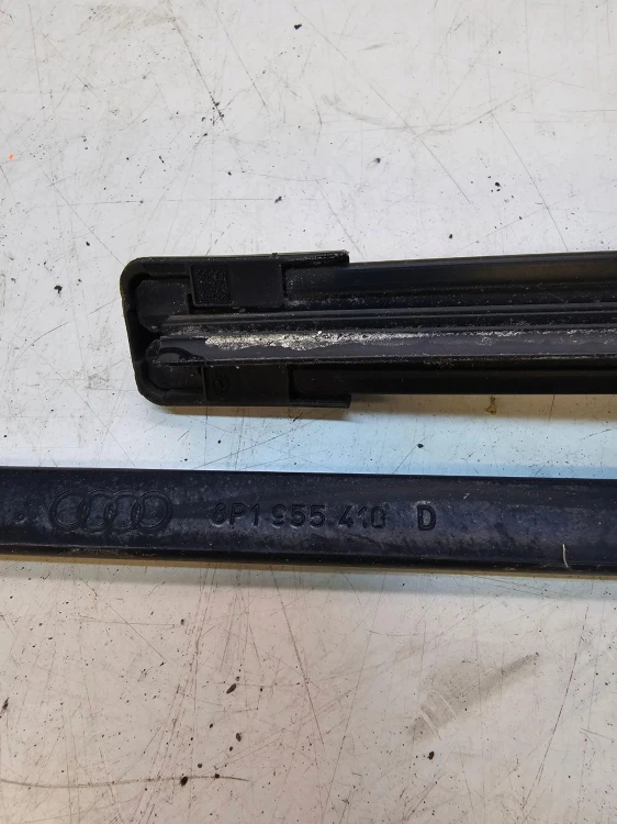RAMIĘ WYCIERACZKI PRAWE AUDI A3 8P 8P1955410D