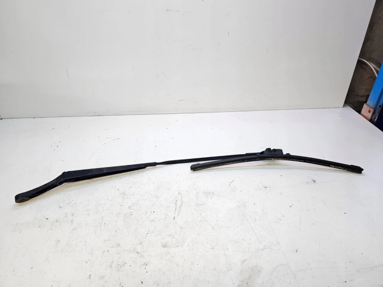 RAMIĘ WYCIERACZKI PRAWE AUDI A3 8P 8P1955410D
