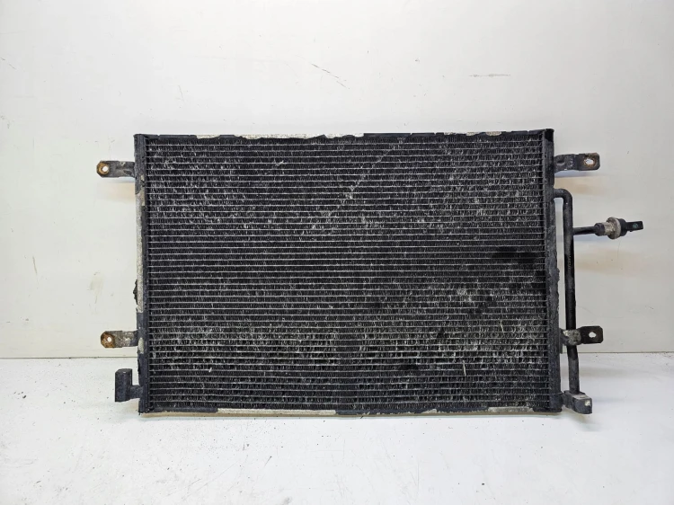 CHŁODNICA KLIMATYZACJI AUDI A4 B7 8E0260401T