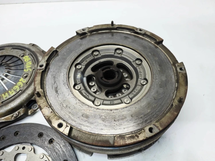 KOŁO DWUMASOWE SPRZĘGŁO AUDI A4 B8 A5 2.0 TDI TFSI 0B1105266AH 6/26