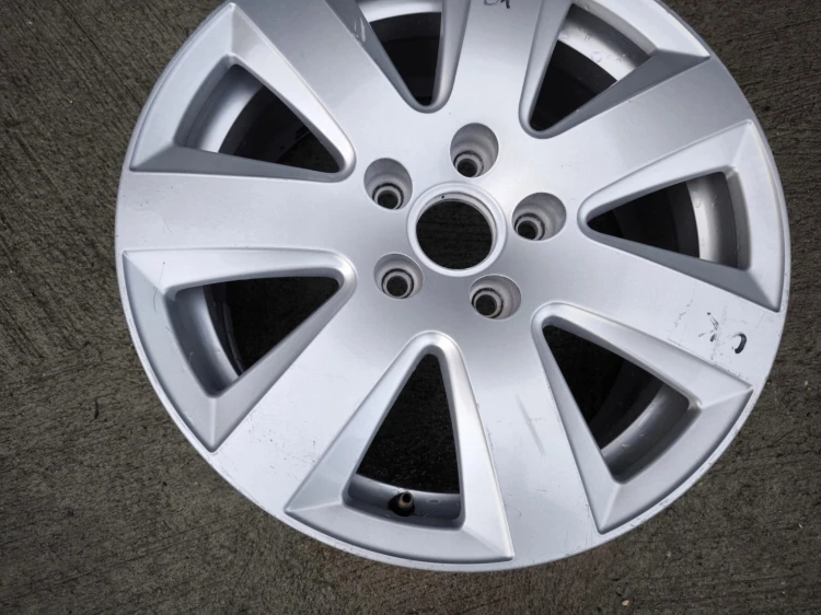FELGA ALUMINIOWA AUDI A3 A4 A6 VW SKODA 7.0J R16 ET42 4F0601025AN Z*43* OK