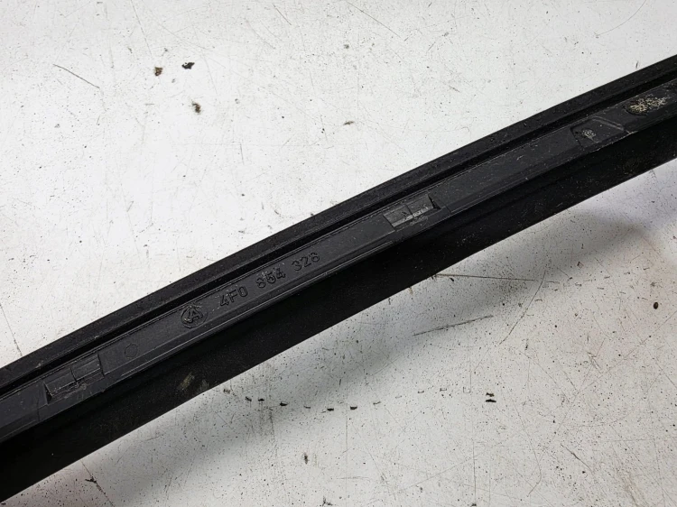 LISTWA ZGARNIAJĄCA SZYBY CZOŁOWEJ PRAWY PRZÓD AUDI A6 C6 4F0854328