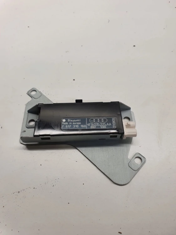 WZMACNIACZ ANTENOWY AUDI A3 A4 A6 4F9035225AA