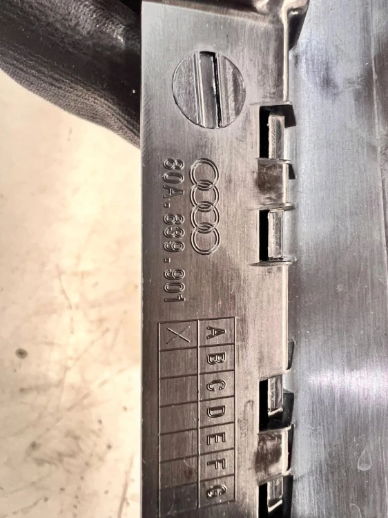 NAKŁADKA OSŁONA SŁUPKA DRZWI LEWY TYŁ AUDI Q5 FY 80A 80A839901 POŁYSK