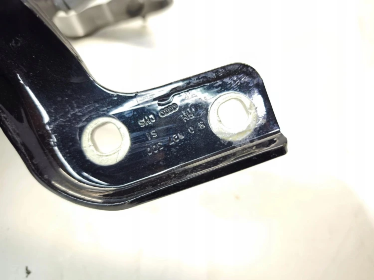 ZAWIAS TYLNEJ KLAPY BAGAŻNIKA PRAWY AUDI Q5 8R 8R0827300