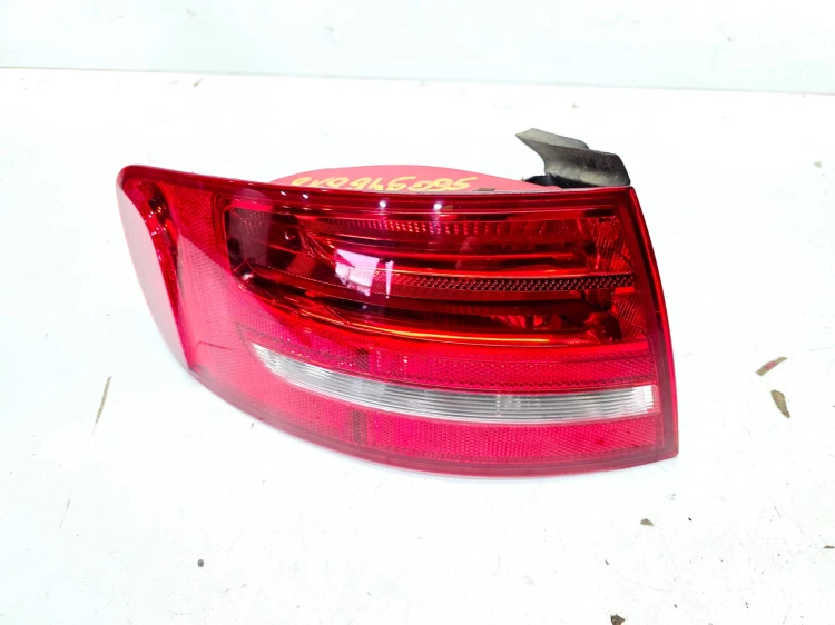 LAMPA LEWY TYŁ W BŁOTNIK NA ŻARÓWKI AUDI A4 B8 AVANT 8K9945095