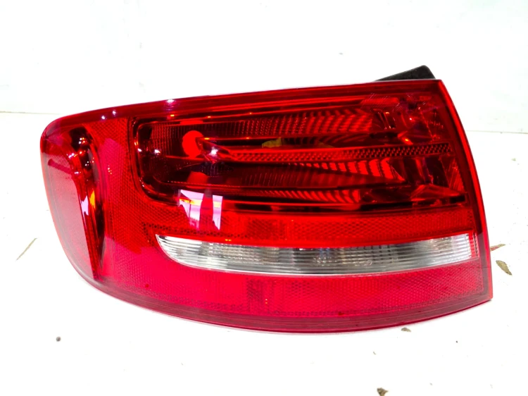 LAMPA LEWY TYŁ W BŁOTNIK NA ŻARÓWKI AUDI A4 B8 AVANT 8K9945095