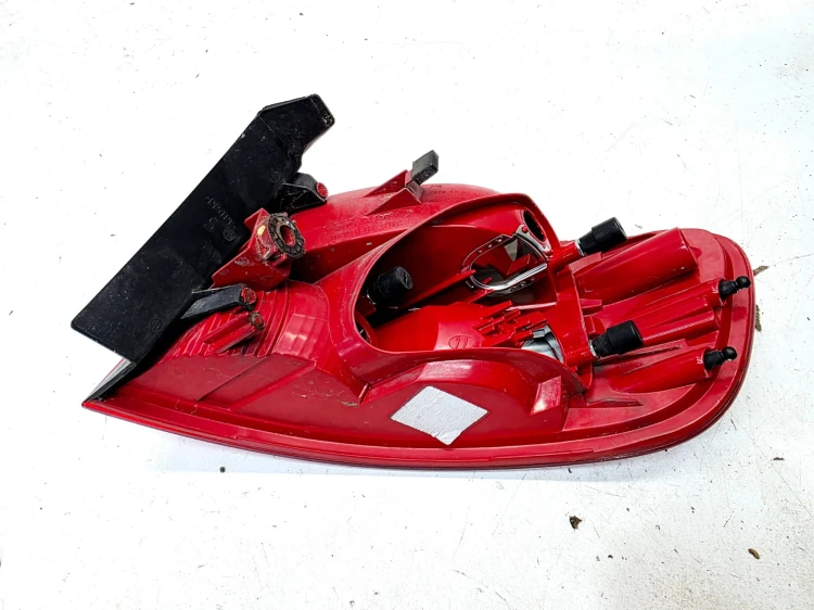LAMPA LEWY TYŁ W BŁOTNIK NA ŻARÓWKI AUDI A4 B8 AVANT 8K9945095