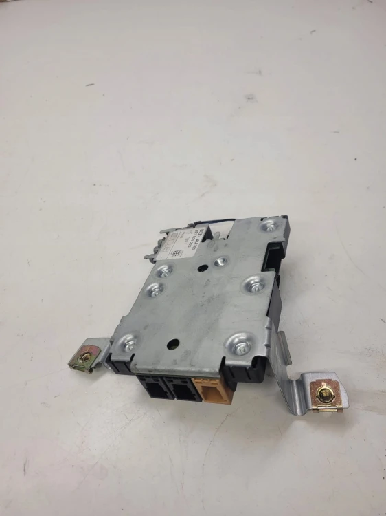 WZMACNIACZ ANTENY AUDI A3 8P LIFT 3-DRZW 8P3035225
