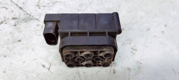 ROZDZIELACZ PNEUMATYKI AUDI A6 C6 4F0616013
