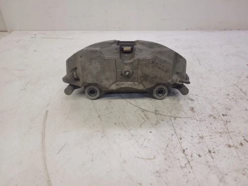 ZACISK HAMULCOWY PRAWY PRZÓD AUDI A4 A5 8W06BG 974