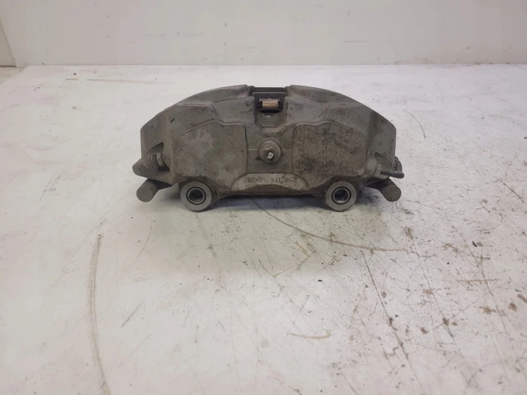 ZACISK HAMULCOWY PRAWY PRZÓD AUDI A4 A5 8W06BG 974