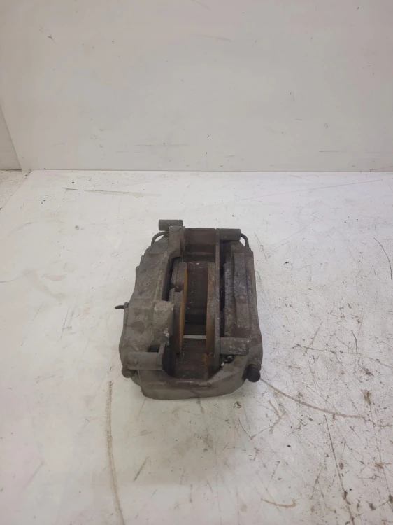 ZACISK HAMULCOWY PRAWY PRZÓD AUDI A4 A5 8W06BG 974