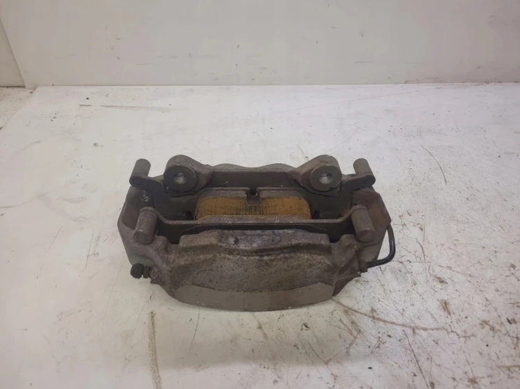 ZACISK HAMULCOWY PRAWY PRZÓD AUDI A4 A5 8W06BG 974