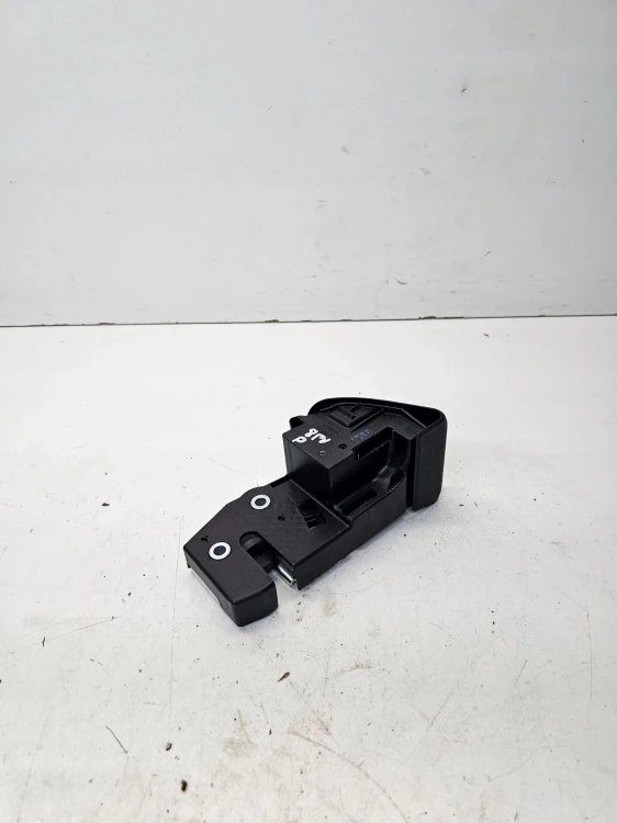 ZAMEK KANAPY PRAWY TYŁ AUDI Q3 8U VW 1K0885682M