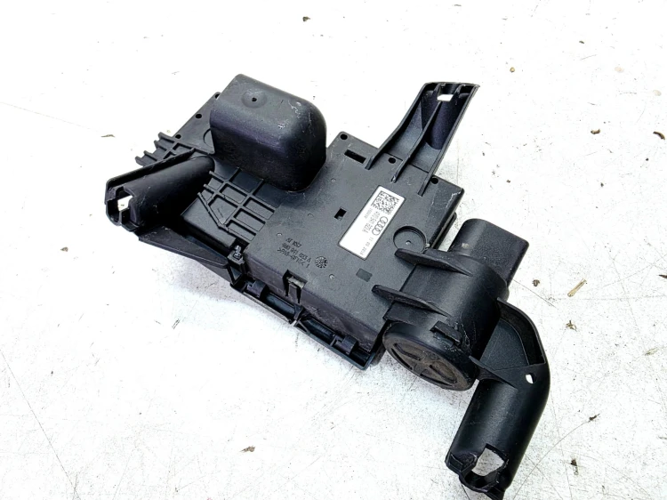 ROZDZIELACZ PRĄDU KLEMA + AUDI Q7 4M 4M0941823A