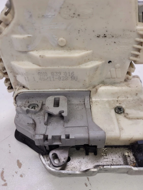 ZAMEK DRZWI LEWY TYŁ AUDI A1 8X0839016 6-PIN