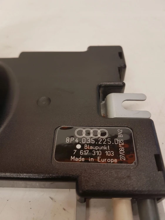 WZMACNIACZ ANTENY AUDI A3 LIFT 8P4035225D