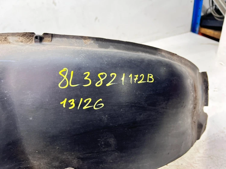 NADKOLE PRAWY PRZÓD PLASTIKOWE AUDI A3 8L 8L0821172B 13/26
