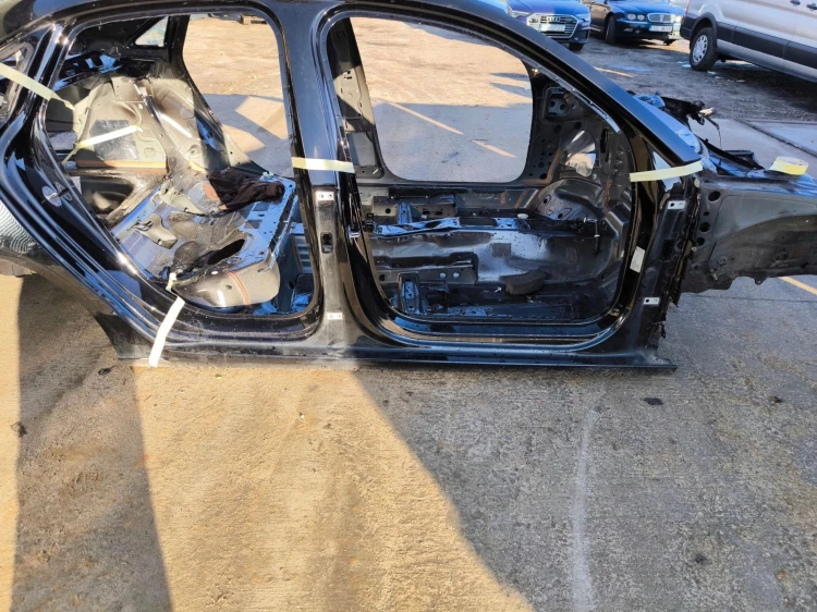 ĆWIARTKA PRÓG CAŁY SŁUPEK A SŁUBEK B AUDI A3 8V SEDAN PRAWA STRONA ORYGINAŁ