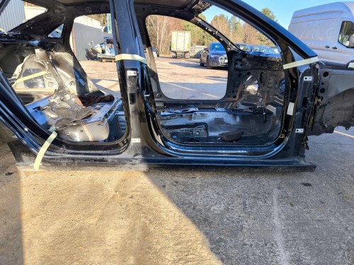 ĆWIARTKA PRÓG CAŁY SŁUPEK A SŁUBEK B AUDI A3 8V SEDAN PRAWA STRONA ORYGINAŁ