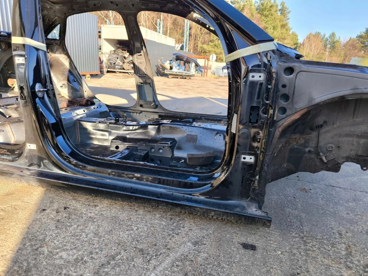 ĆWIARTKA PRÓG CAŁY SŁUPEK A SŁUBEK B AUDI A3 8V SEDAN PRAWA STRONA ORYGINAŁ
