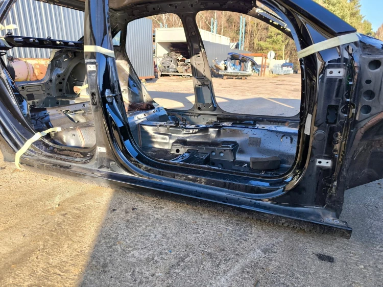 ĆWIARTKA PRÓG CAŁY SŁUPEK A SŁUBEK B AUDI A3 8V SEDAN PRAWA STRONA ORYGINAŁ