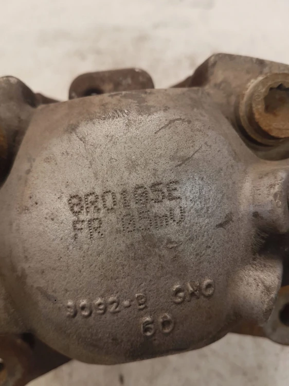 ZACISK HAMULCOWY LEWY PRZÓD AUDI Q5 A5 8R0105E