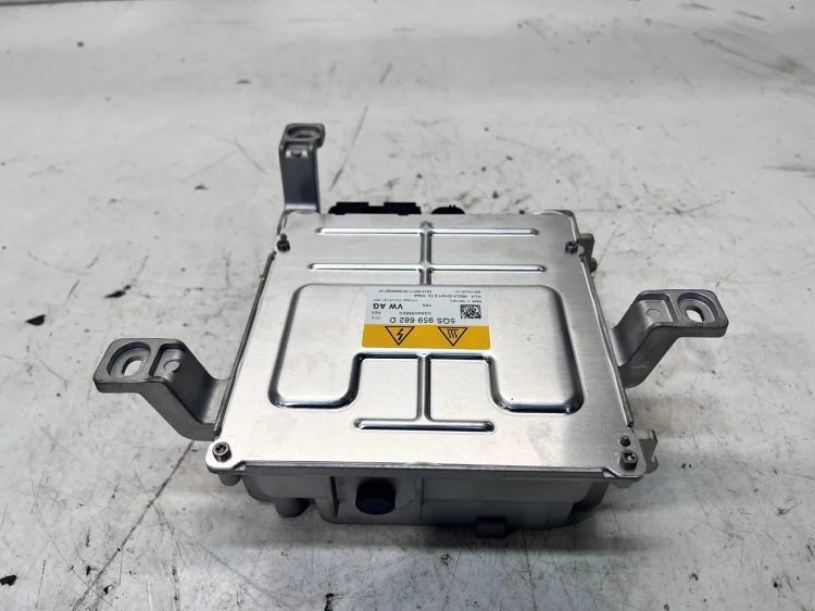 PRZETWORNICA NAPIĘCIA AUDI A3 8Y 5QS959682D