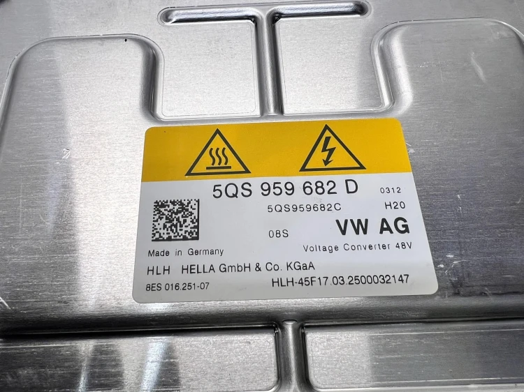 PRZETWORNICA NAPIĘCIA AUDI A3 8Y 5QS959682D