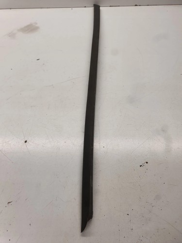 LISTWA SZYBY CZOŁOWEJ AUDI A3 8P PRAWA 8P0854328B