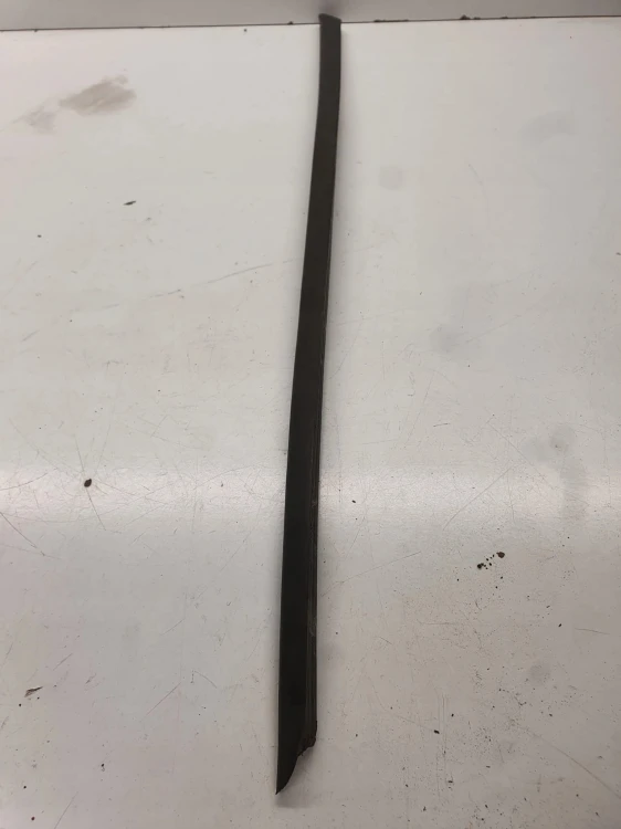 LISTWA SZYBY CZOŁOWEJ AUDI A3 8P PRAWA 8P0854328B