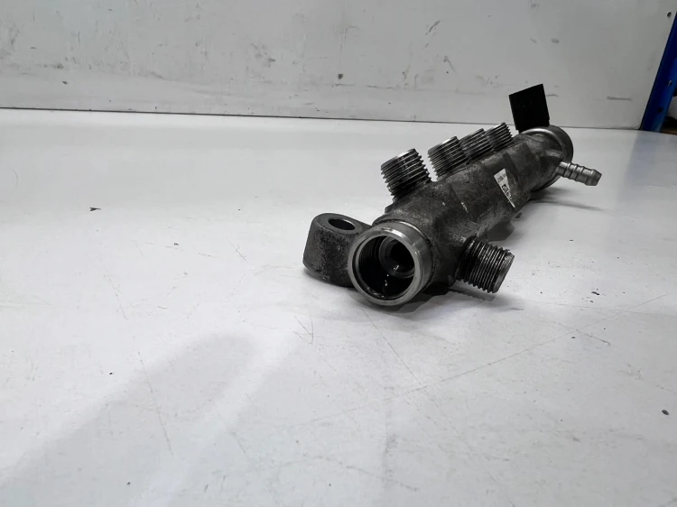 LISTWA WTRYSKOWA AUDI VOLKSWAGEN SEAT SKODA 2.0 TDI 04L130089G
