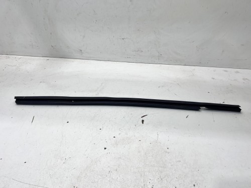 LISTWA ZGARNIAJĄCA SZYBY LEWY PRZÓD AUDI Q7 4M 4M0837479