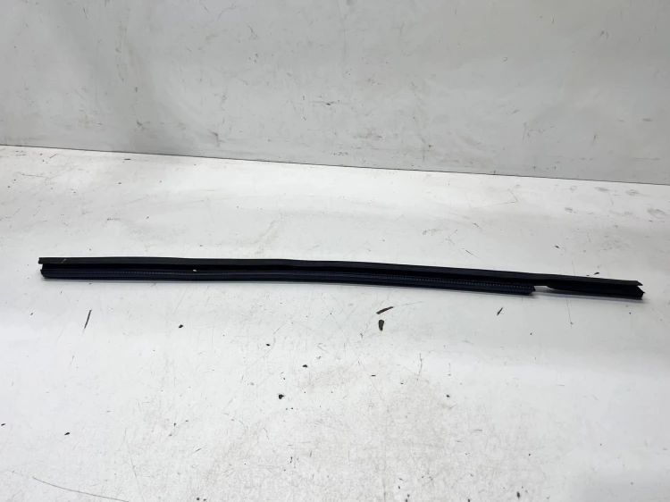 LISTWA ZGARNIAJĄCA SZYBY LEWY PRZÓD AUDI Q7 4M 4M0837479