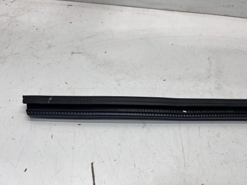LISTWA ZGARNIAJĄCA SZYBY LEWY PRZÓD AUDI Q7 4M 4M0837479