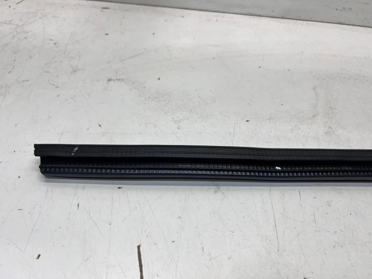 LISTWA ZGARNIAJĄCA SZYBY LEWY PRZÓD AUDI Q7 4M 4M0837479