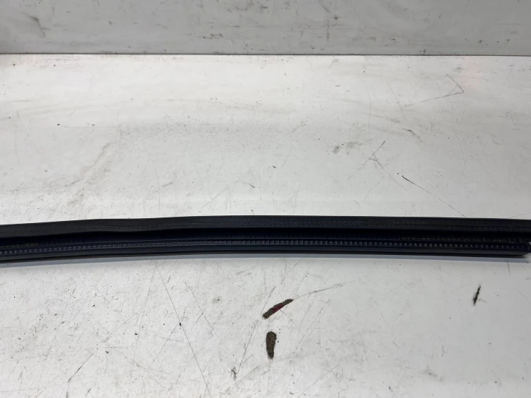 LISTWA ZGARNIAJĄCA SZYBY LEWY PRZÓD AUDI Q7 4M 4M0837479