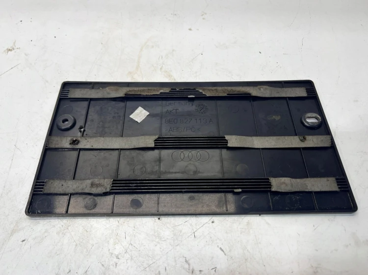 RAMKA TABLICY REJESTRACYJNEJ AUDI A3 A4 8E0827113