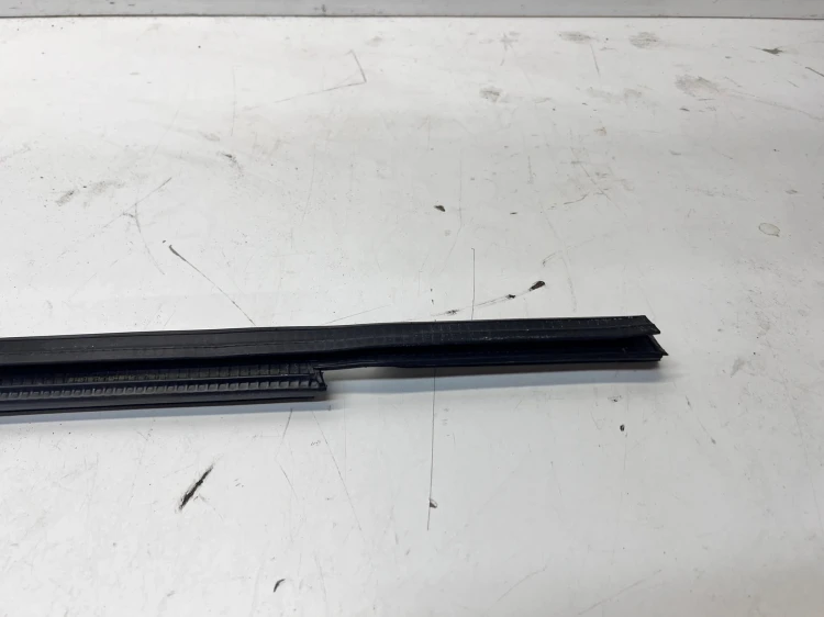 LISTWA ZGARNIAJĄCA SZYBY LEWY PRZÓD AUDI Q7 4M 4M0837479