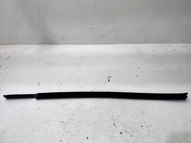 LISTWA ZGARNIAJĄCA SZYBY LEWY PRZÓD AUDI Q7 4M 4M0837479