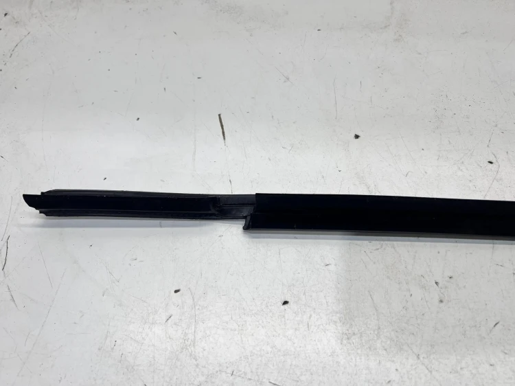 LISTWA ZGARNIAJĄCA SZYBY LEWY PRZÓD AUDI Q7 4M 4M0837479