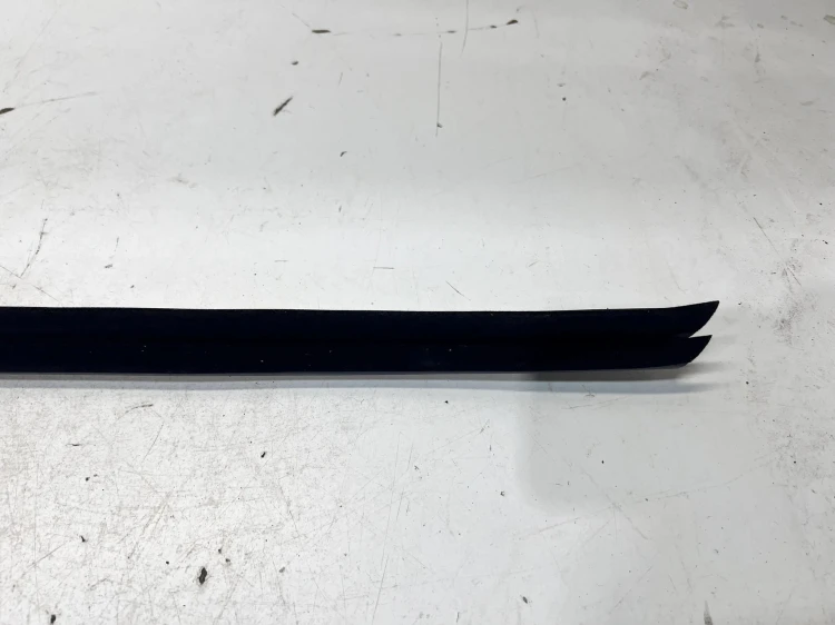 LISTWA ZGARNIAJĄCA SZYBY LEWY PRZÓD AUDI Q7 4M 4M0837479